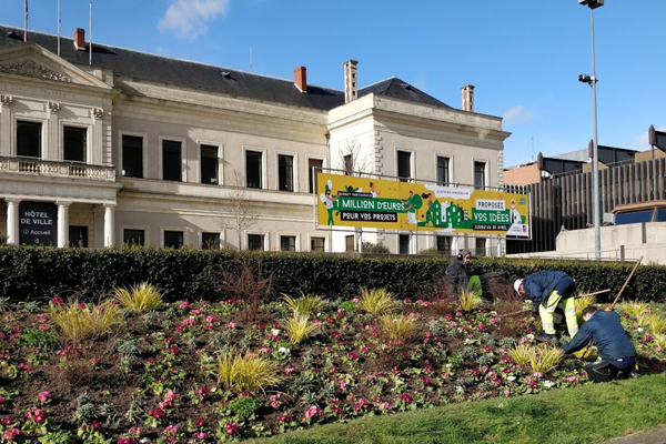 Le Budget participatif d'Angers 2019 est annoncé devant la mairie.