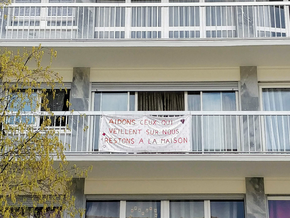 Une banderole accrochée à un balcon en soutien aux soignants durant le confinement à Paris
