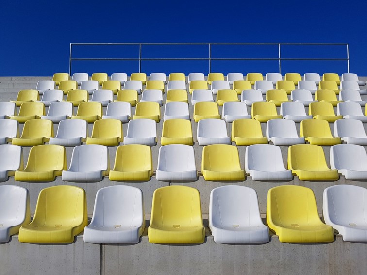 Une tribune vide signifiant l'absence de participants